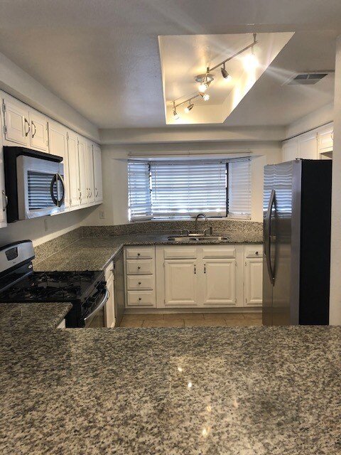 Building Photo - 3944 Edgemoor Way