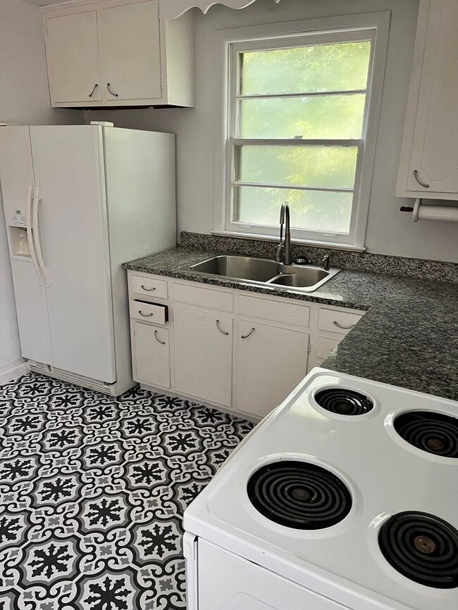 Building Photo - 3 bed/2 bath with bonus room! Fenced Yard,...