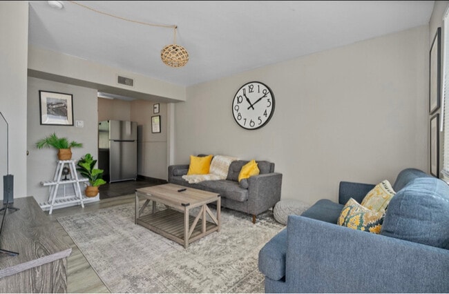 Building Photo - 482 E Norwich Ave