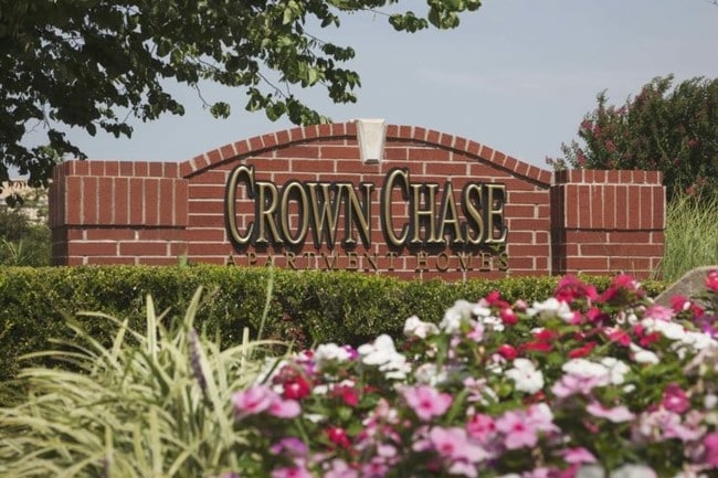 Building Photo - Crown Chase