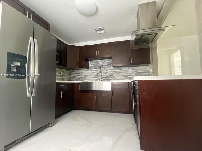 Foto del edificio - 3151 NW 4th Pl