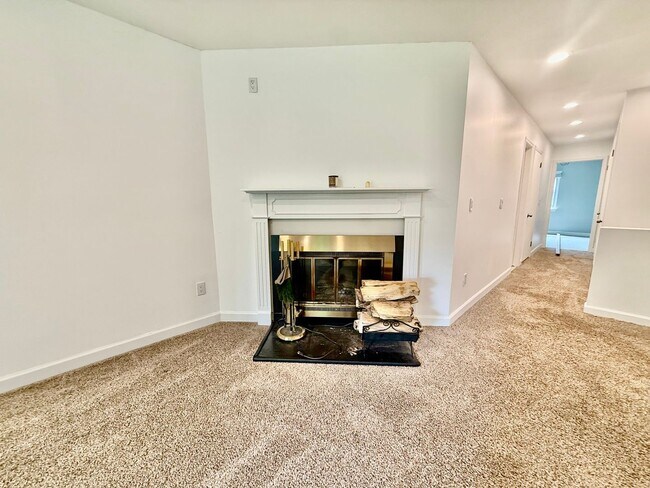 Foto del edificio - Charming 3 BR / 2 BA Top-Floor Condo | Blackberry Hill Village
