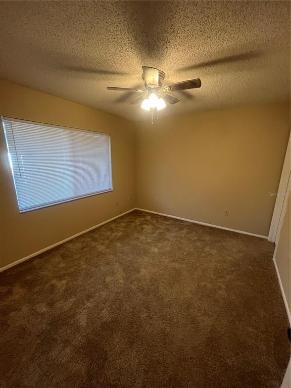 Foto del edificio - 351 Hidden Lake Dr