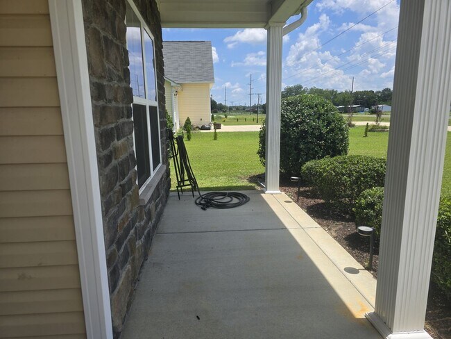 Building Photo - 4 Bedroom, 2.5 Bath 2 Story in Grays Creek!