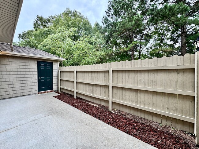 Building Photo - Ready NOW! Ridgely Manor Condo! New Carpet...