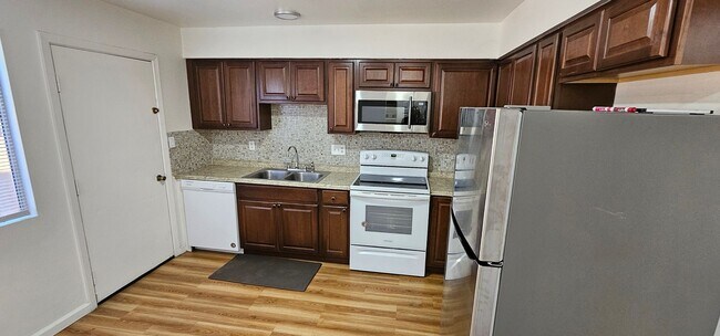 Building Photo - 3 Bed 2 bath Park Terrace Town Home FOR RENT