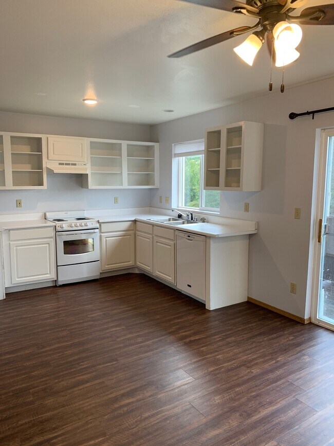 Building Photo - 4 Bed 3.5 Bath