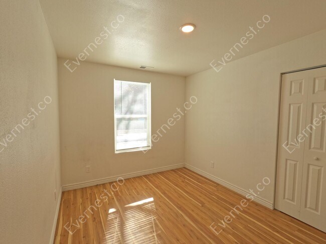 Building Photo - Lovely 1-Bedroom Haven in Prime Location /...