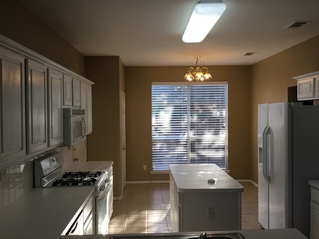 Foto del edificio - 4300 Brinker Ct