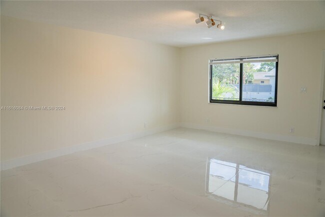 Foto del edificio - 615 NE 26th St