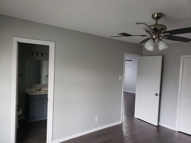 Foto del edificio - 4883 Aspen Wood Dr,