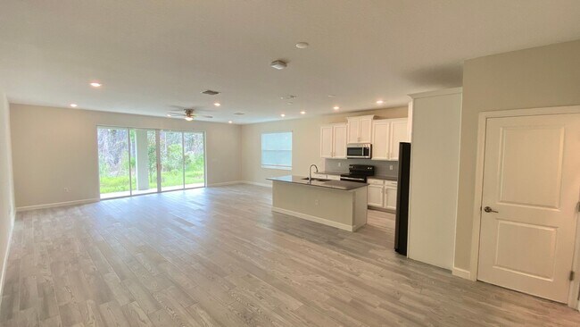 Building Photo - JUST LOWERED! 5 Bedroom, 3.5 Bath in Kissi...