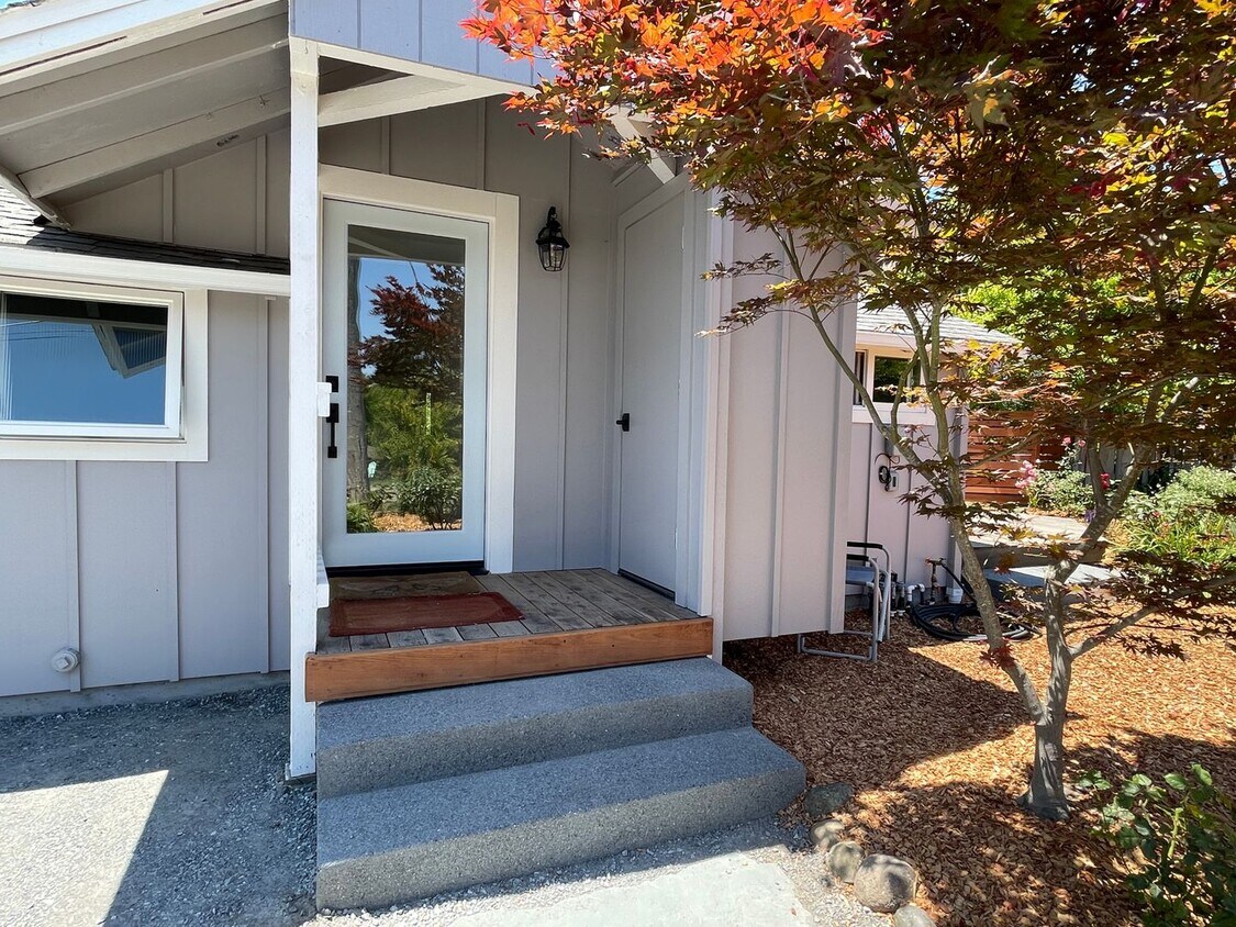 Primary Photo - Well Appointed one level cottage located i...