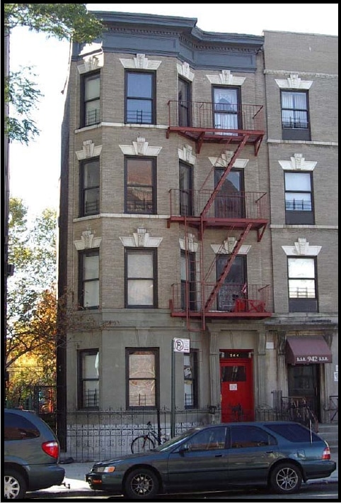 Primary Photo - 944 Leggett Ave