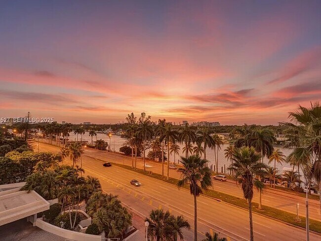 Foto del edificio - 5005 Collins Ave