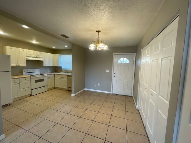 Foto del edificio - AVAILABLE NOW! Charming 3 Bedroom, 2 Bathr...