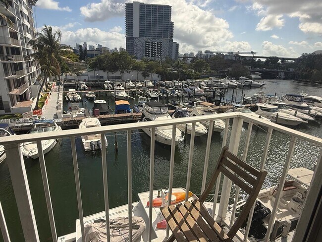 Building Photo - 1720 NW N River Dr