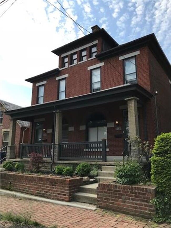 Building Photo - 301-305-305 E Sycamore St