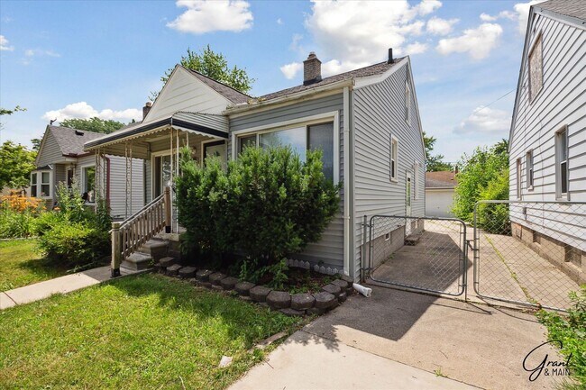 Building Photo - 3 bedroom - 2 bathroom - Lincoln Park - $1...