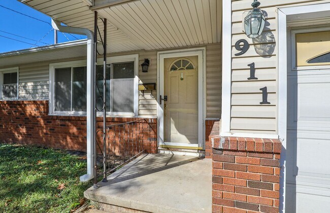 Building Photo - REMODELED 4 bedroom | 1.5 bathroom | 2 car...