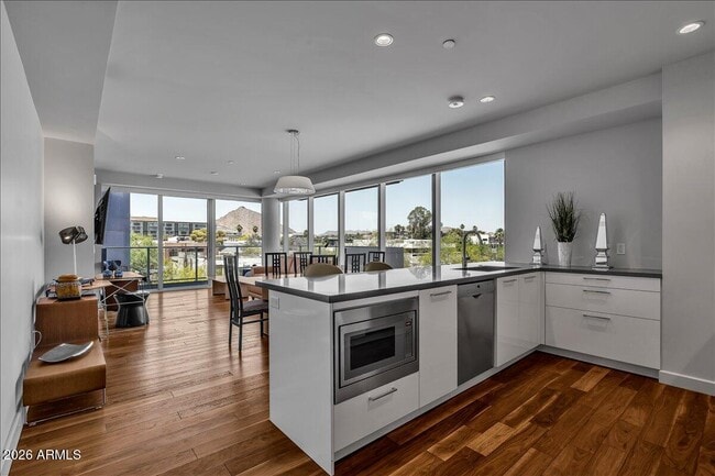 Foto del edificio - 4422 N 75th St