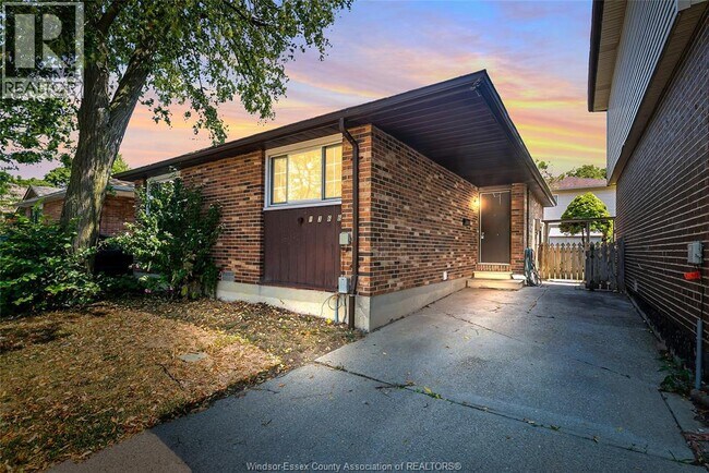 Building Photo - 1366 Bayswater Crescent