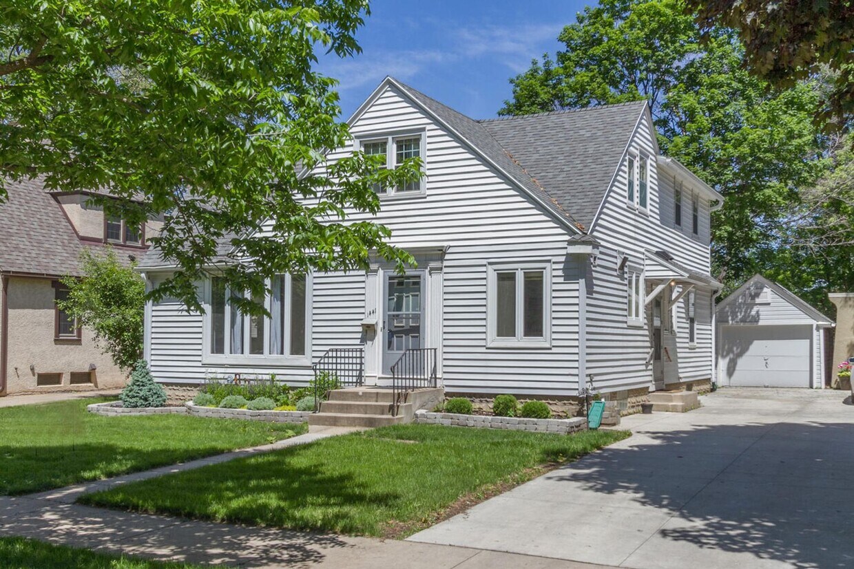 Foto principal - CANT MISS Updated 4 Bedroom Available Minu...