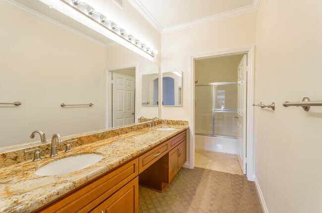 Foto del edificio - Beautiful 2/2 Condo in Coveted La Jolla UT...