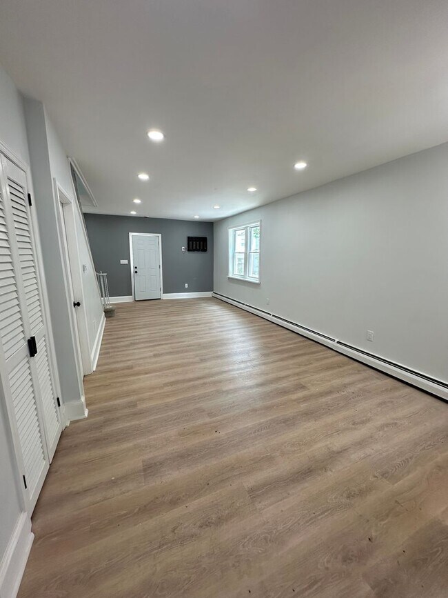 Foto del edificio - Renovated 3 Bed, 1 Bath Townhome