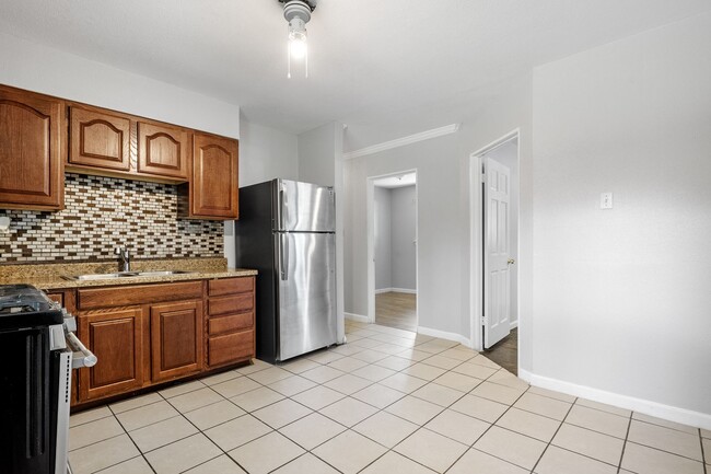 Building Photo - Section 8 Friendly | 3 bed 1 Bath on the W...