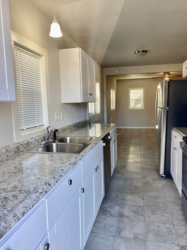 Building Photo - Renovated 2bdrm, 1 bath house