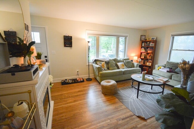 Building Photo - Charming 3-Bedroom 1-Bath Home Available F...