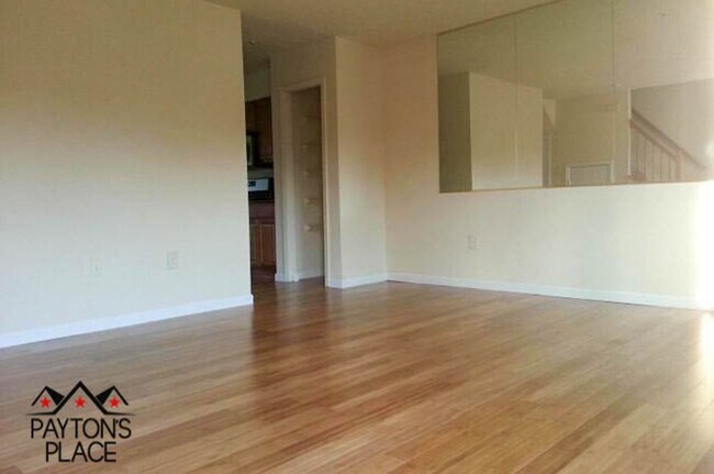 Foto del edificio - Spacious Townhome with 2 assigned parking ...