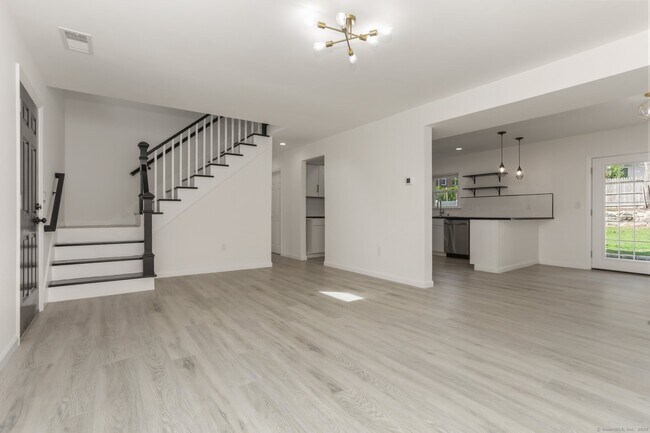 Building Photo - 4 Hearthstone Ct