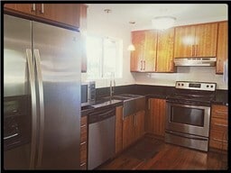 Building Photo - Stunning Remodeled 3 Bed / 1.75 Bath Priva...