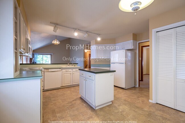 Foto del edificio - Spacious Four Bedroom Lake Oswego Home In ...