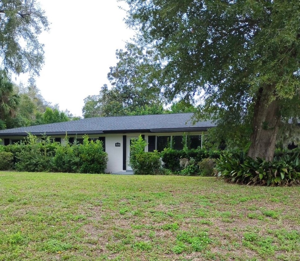 Primary Photo - Upgraded 4 Bedroom in Deland - Available Now!