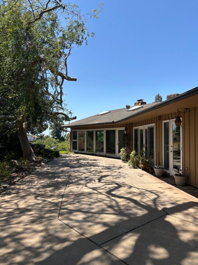 Foto del edificio - Mt Helix Custom Home with Panoramic Views ...