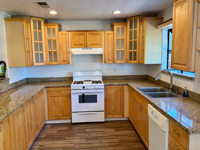 Building Photo - 4 bdrm 2 bath house on quiet cul -de-sac w...