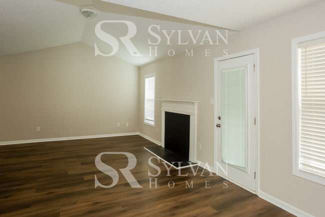 Building Photo - This home exudes a cheerful and welcoming charm!