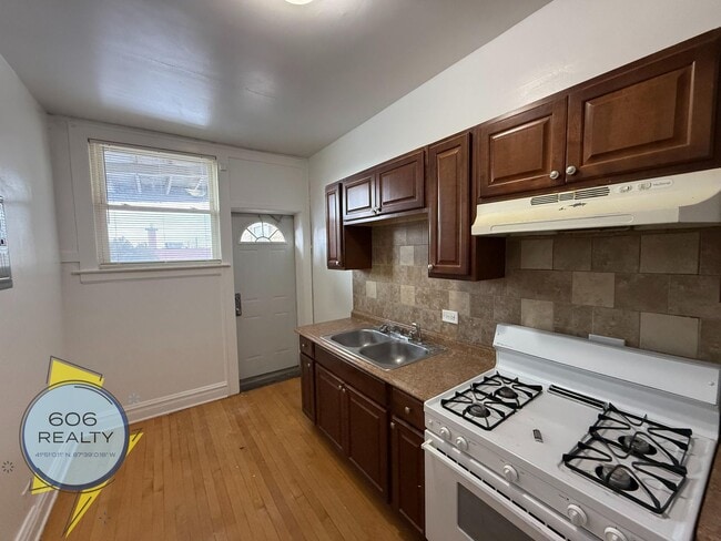 Foto del edificio - 2140 Clarence Ave