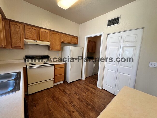 Foto del edificio - **Gated!!**Two Bedroom Townhome**MOVE -IN ...