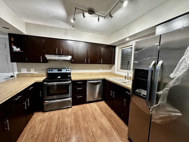 Kitchen - 3041 Woodside Ave