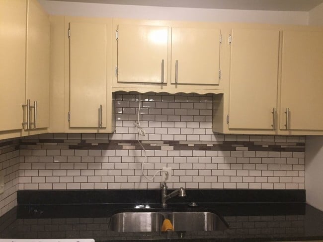 Building Photo - 1754 Grange Avenue - 2 Bedroom Lower
