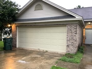 Building Photo - 108 Oak Grove Ln