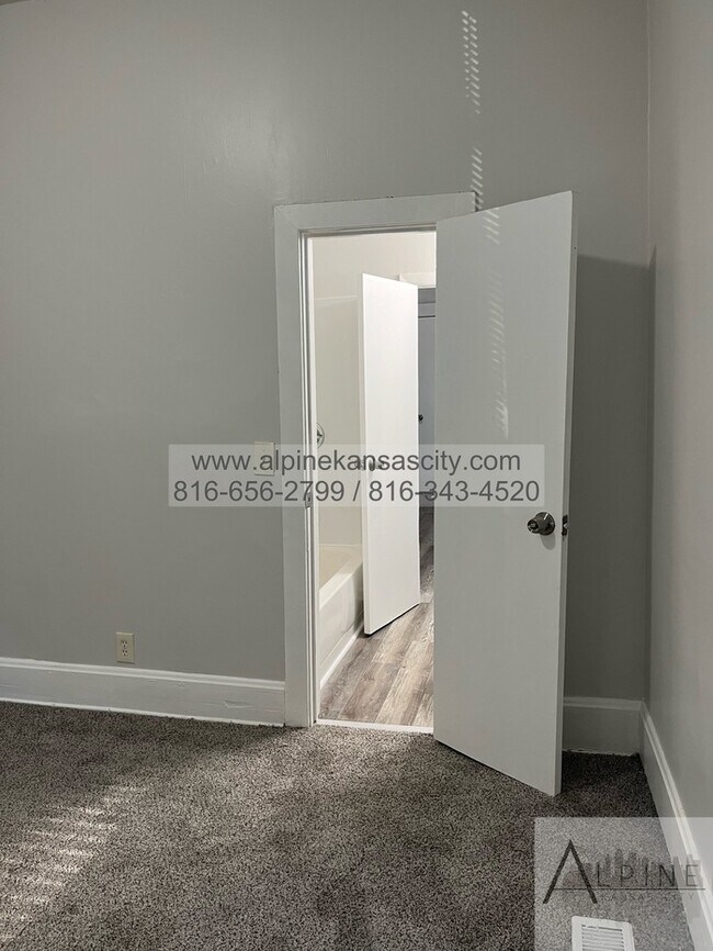 Building Photo - Independence Home Available