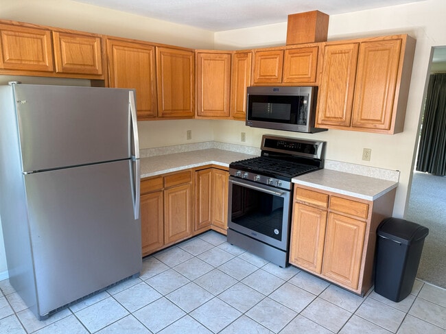 Stainless Steel Appliances - 501 Lexington St
