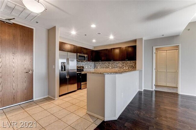 Foto del edificio - BEAUTIFUL 2 BEDROOM AT THE ONE!