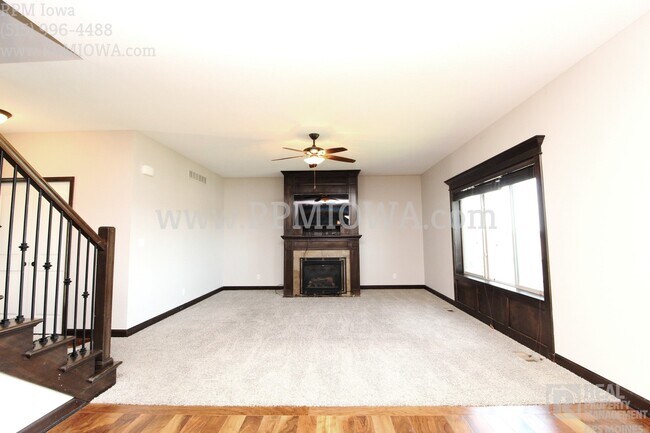 Foto del edificio - OVER 2000 SQ FT!!   5 Bedroom, 3.5 Bath Home in Urbandale