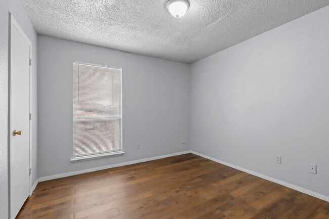 Building Photo - 302 N Race St